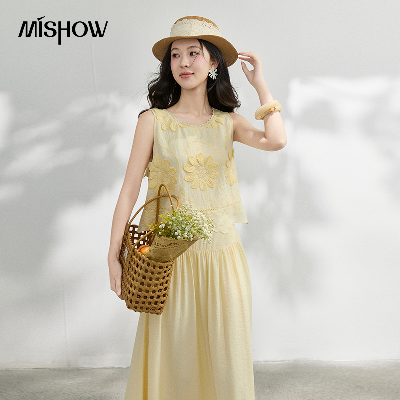Embroidery Blouse - طقم تنورة وبلوزة صيفي من MISHOW