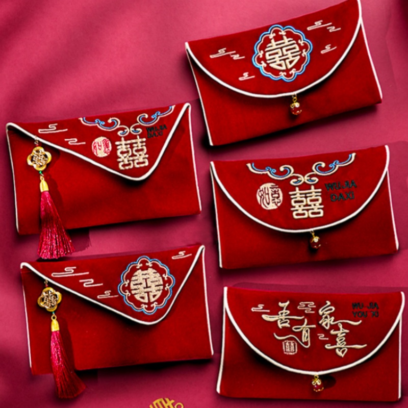 Embroidery Red - حقيبة مخملية بتصميم شرابة، مطرزة بنقوش
