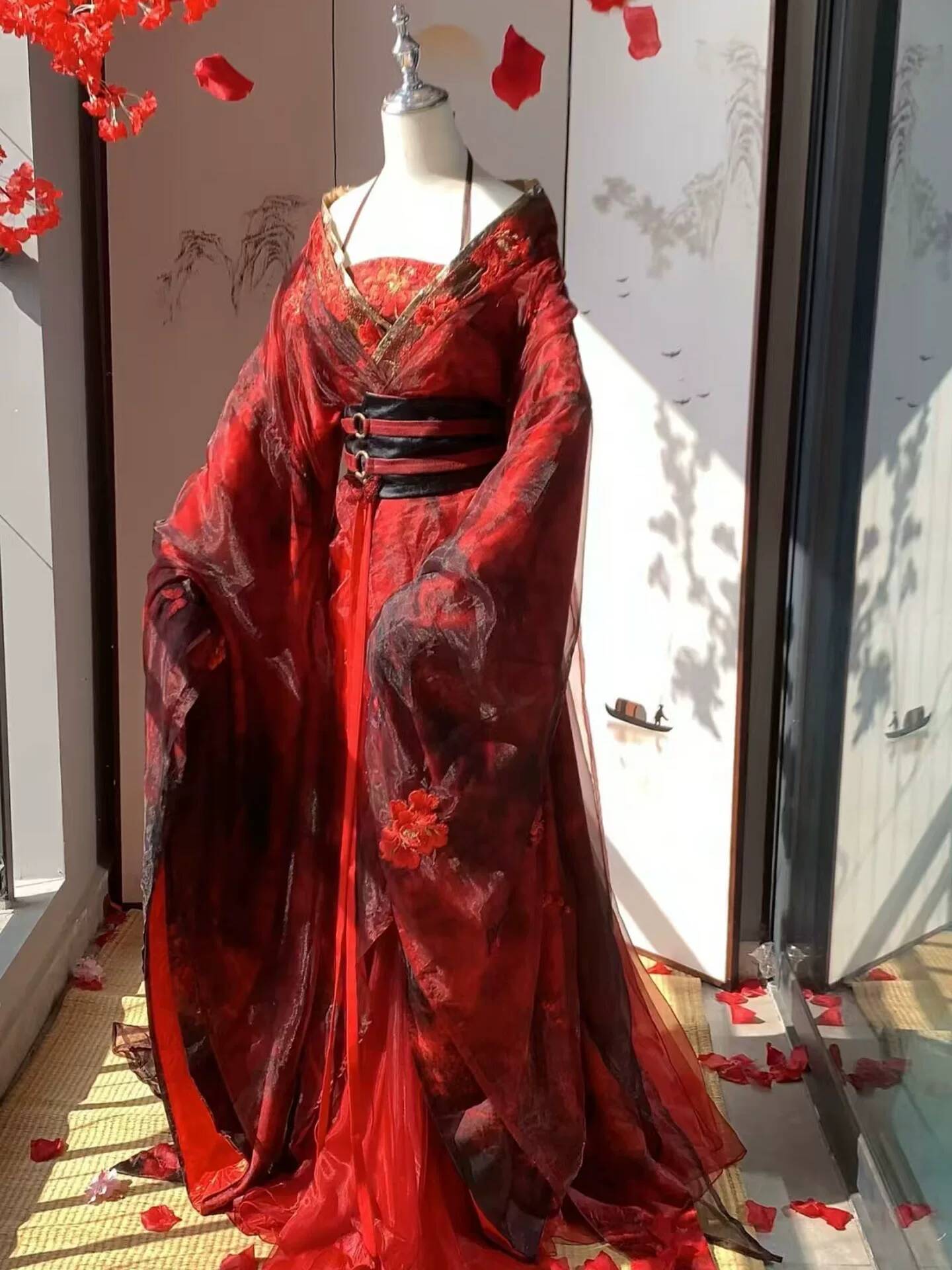 جديد: زي هانفو نسائي أحمر على  - مراجعة Embroidery Red وسعره