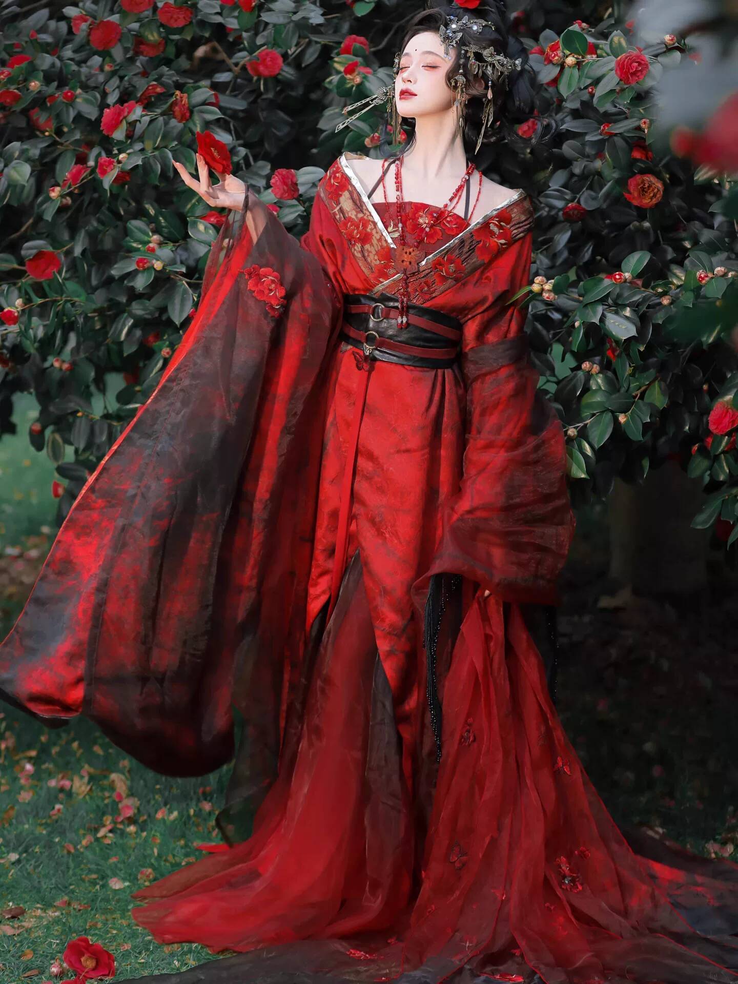 جديد: زي هانفو نسائي أحمر على  - مراجعة Embroidery Red وسعره