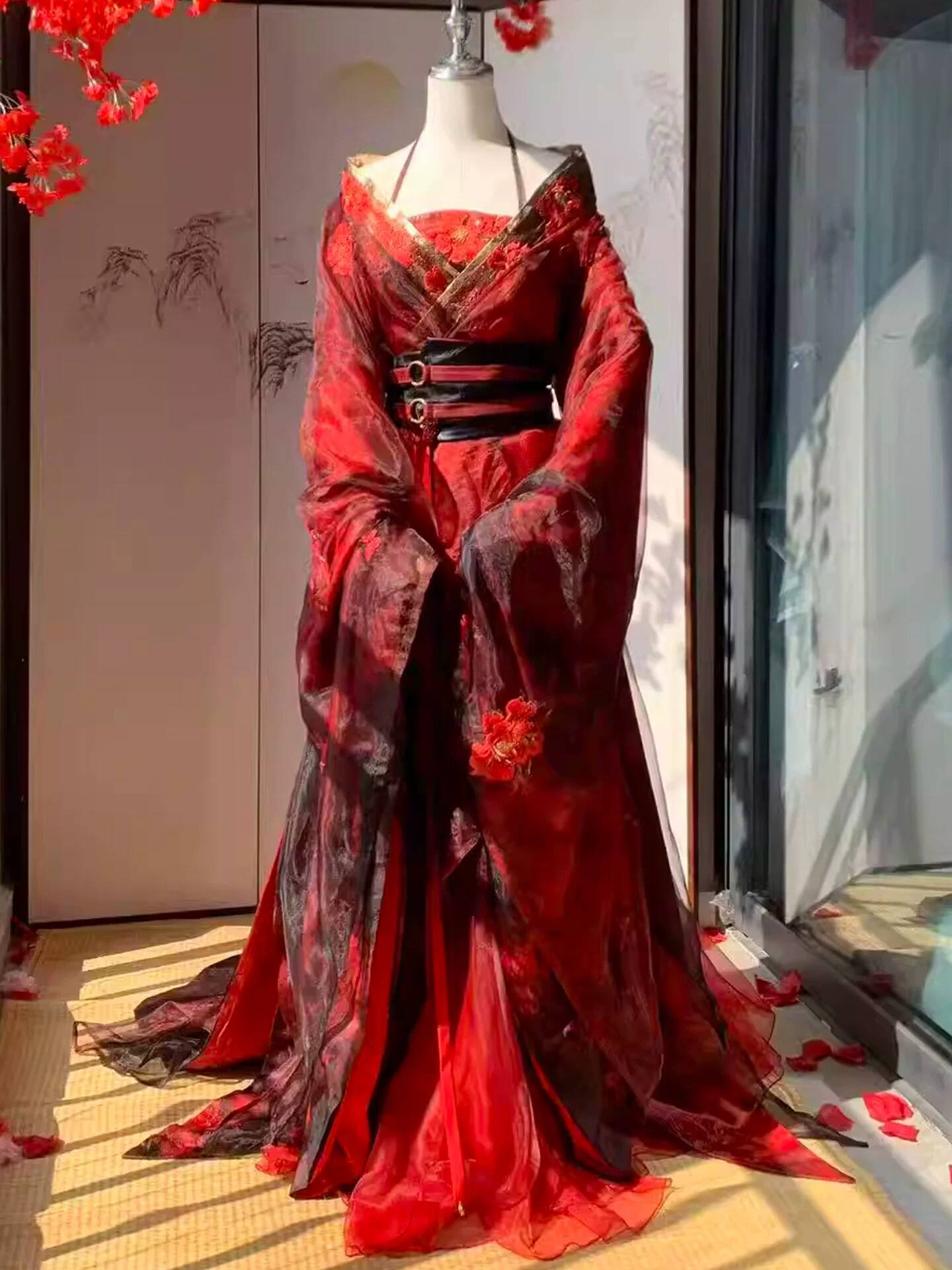 جديد: زي هانفو نسائي أحمر على  - مراجعة Embroidery Red وسعره