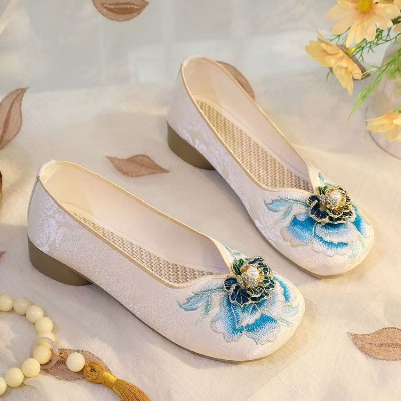 أحذية نسائية بكعب منخفض مطرزة  - مراجعة Embroidery Fabric وسعره