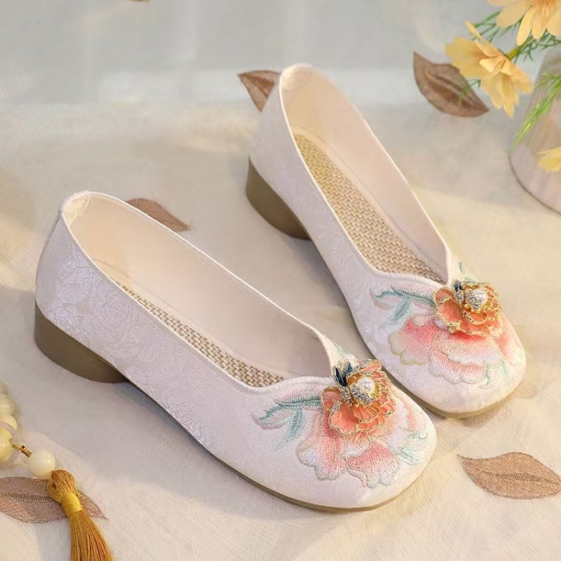 أحذية نسائية بكعب منخفض مطرزة  - مراجعة Embroidery Fabric وسعره