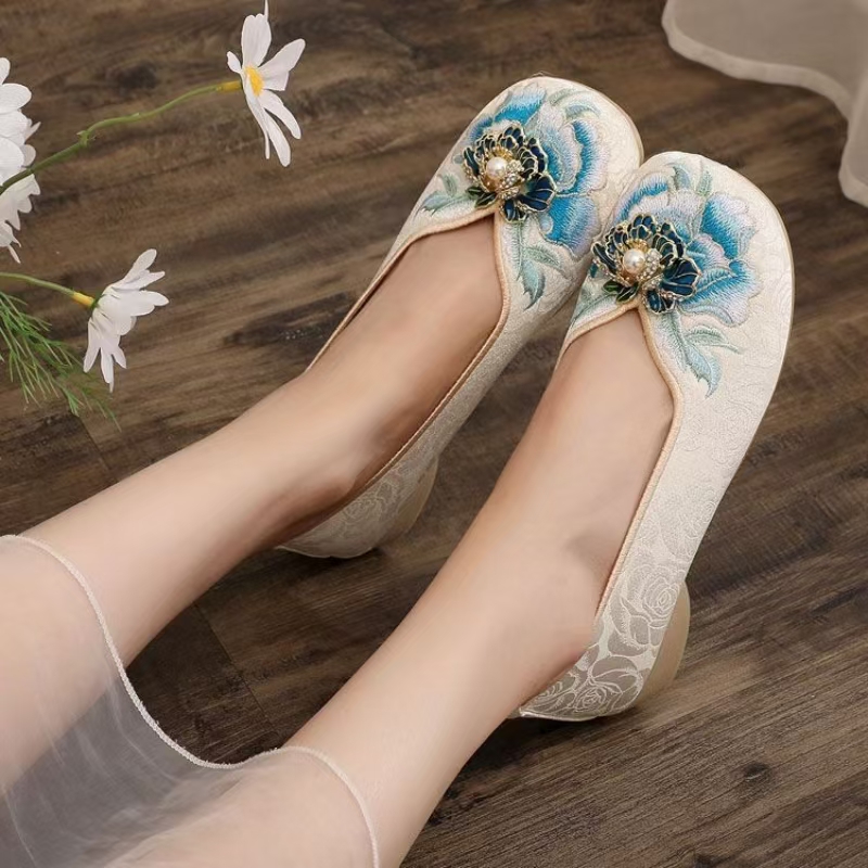 أحذية نسائية بكعب منخفض مطرزة  - مراجعة Embroidery Fabric وسعره